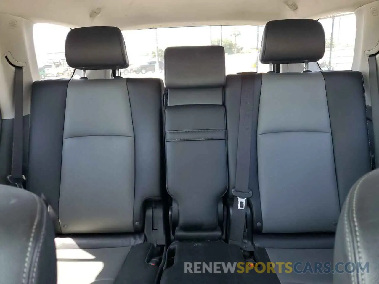 10 Photograph of a damaged car JTEBU5JR2K5640333 TOYOTA 4RUNNER 2019