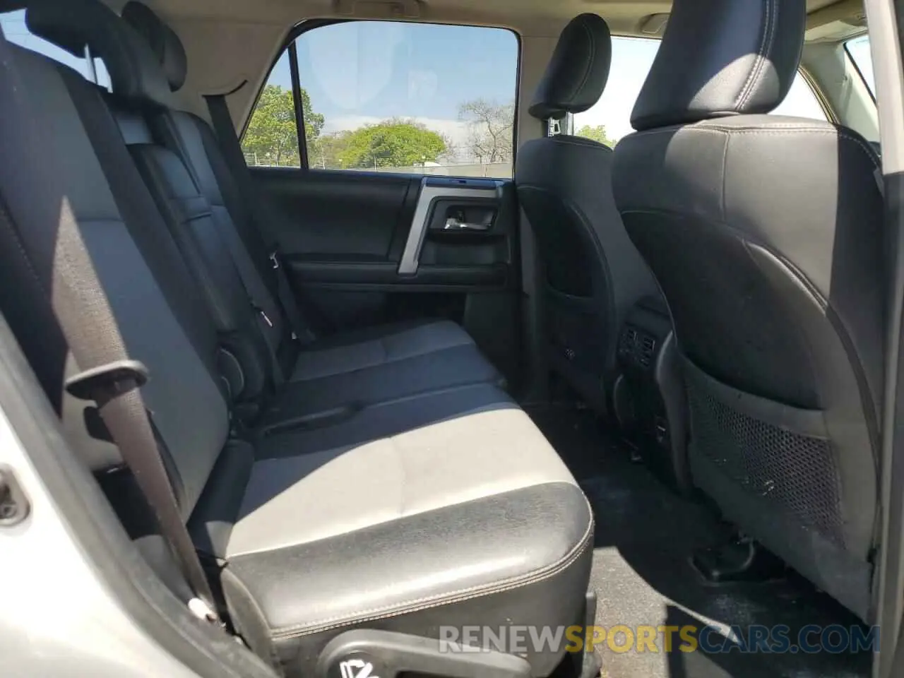 11 Photograph of a damaged car JTEBU5JR2K5640333 TOYOTA 4RUNNER 2019
