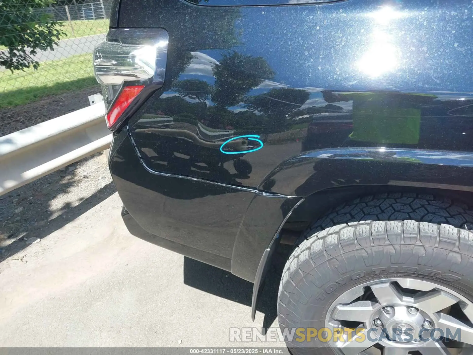 18 Photograph of a damaged car JTEBU5JR2K5655866 TOYOTA 4RUNNER 2019