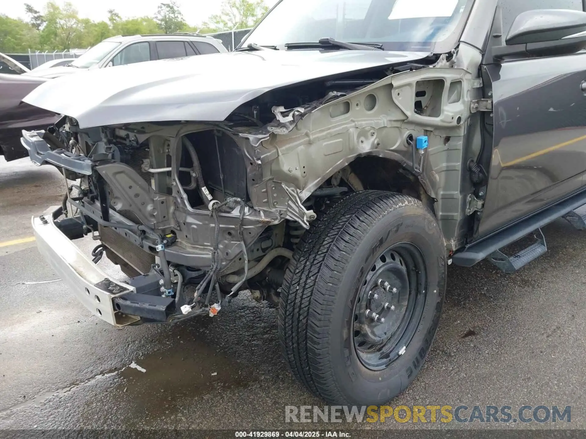 18 Photograph of a damaged car JTEBU5JR2K5681318 TOYOTA 4RUNNER 2019
