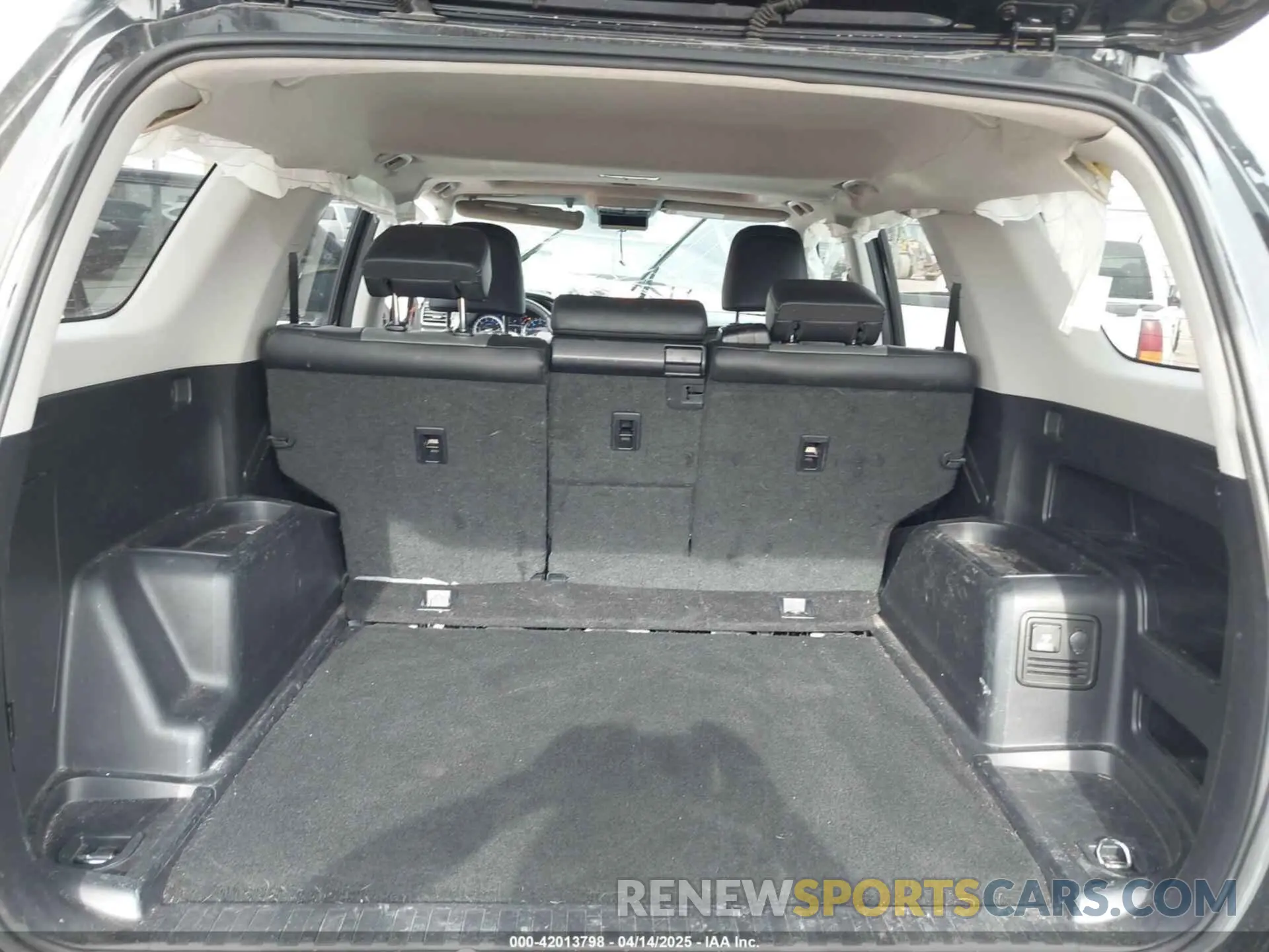 17 Photograph of a damaged car JTEBU5JR2K5692979 TOYOTA 4RUNNER 2019
