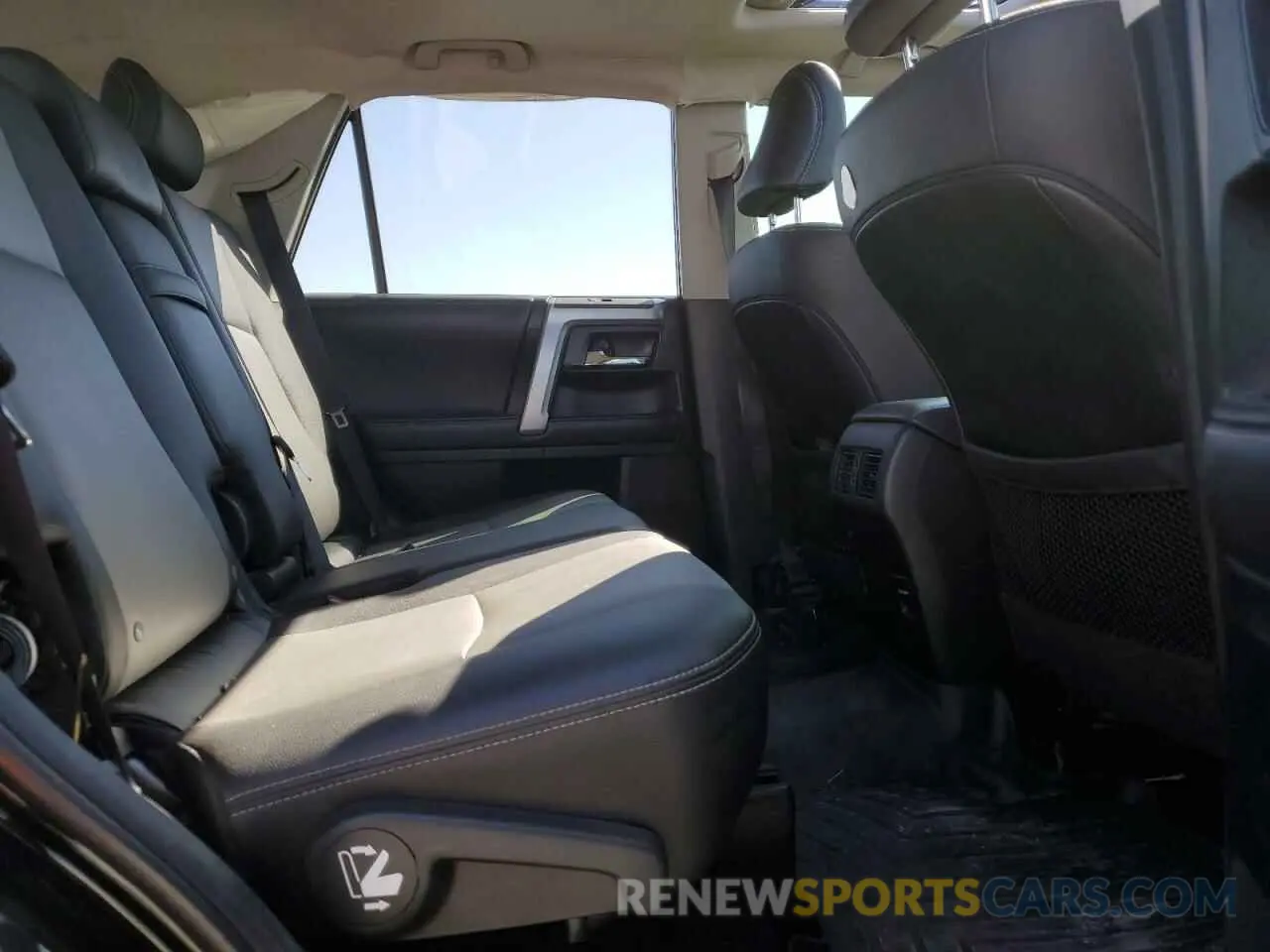 11 Photograph of a damaged car JTEBU5JR2K5709375 TOYOTA 4RUNNER 2019