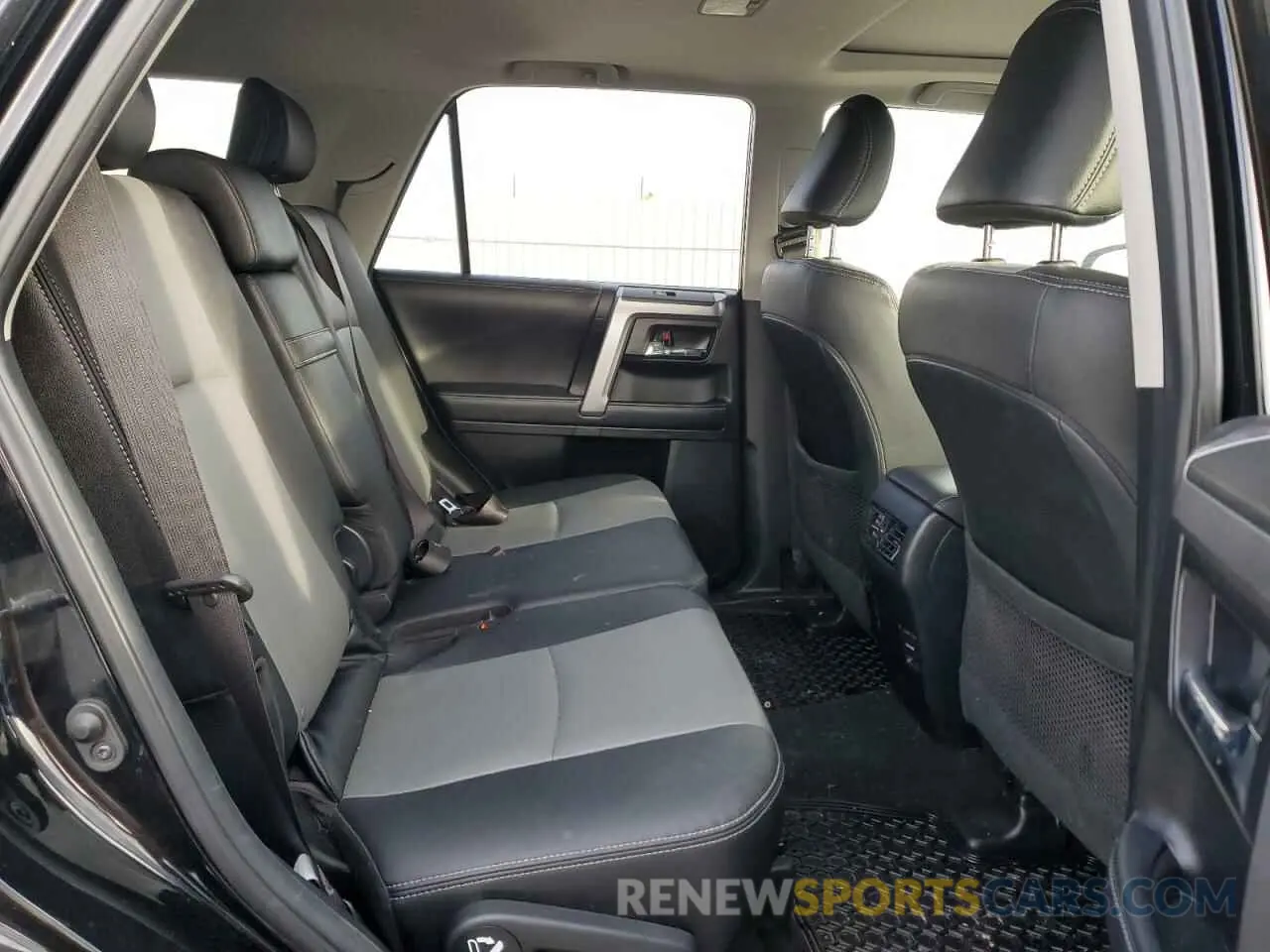 11 Photograph of a damaged car JTEBU5JR2K5718948 TOYOTA 4RUNNER 2019