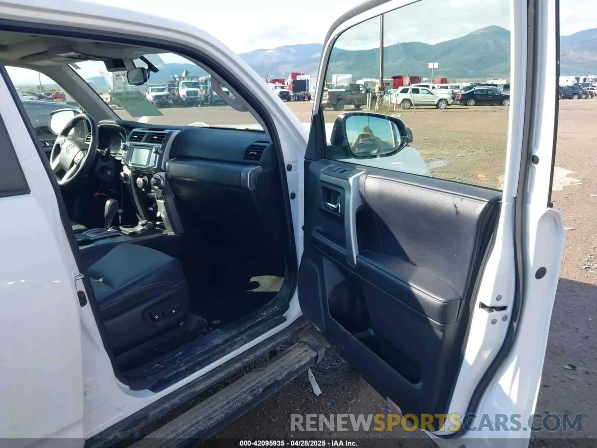 5 Photograph of a damaged car JTEBU5JR4K5713136 TOYOTA 4RUNNER 2019