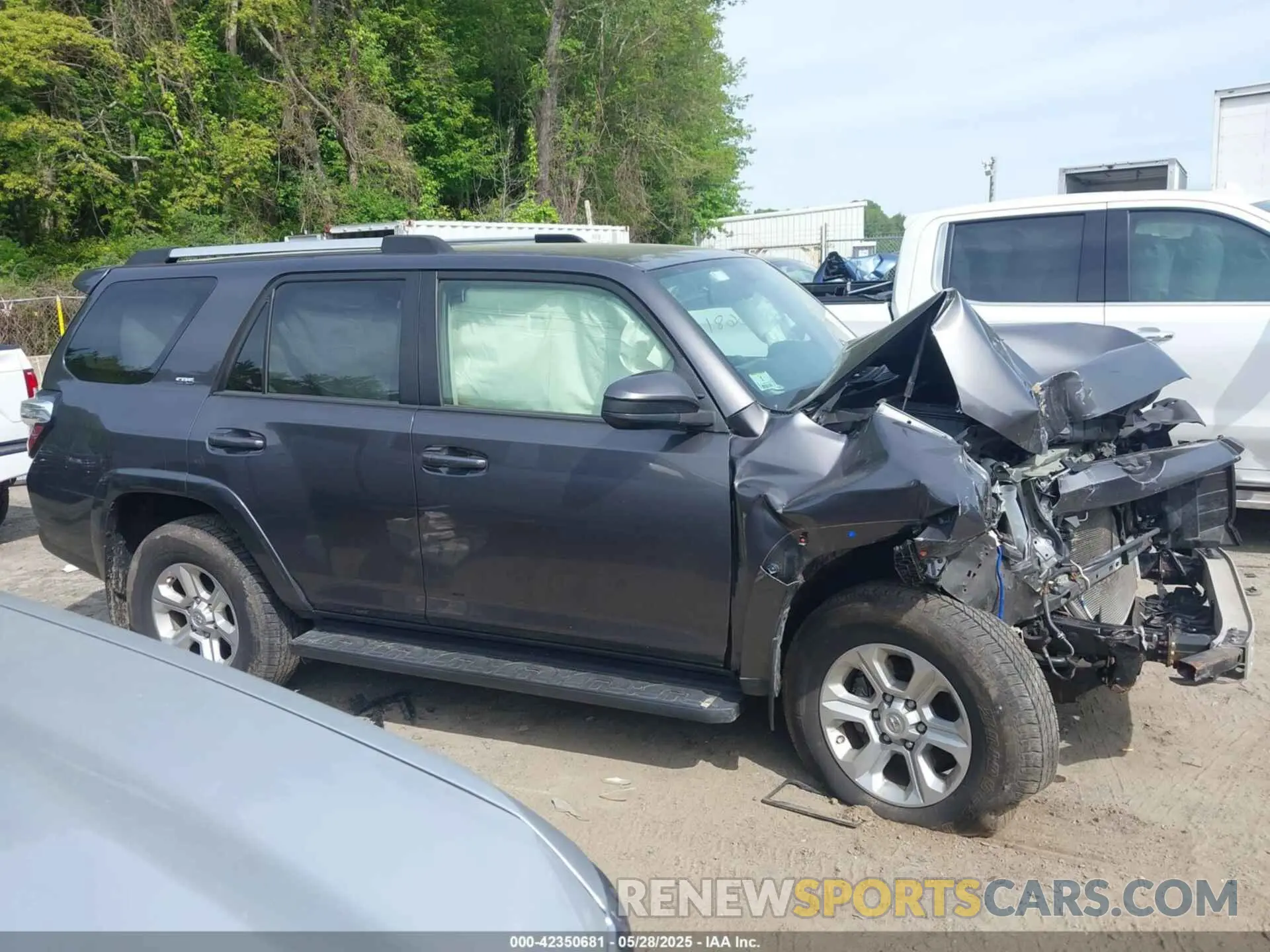 14 Photograph of a damaged car JTEBU5JR6K5665767 TOYOTA 4RUNNER 2019