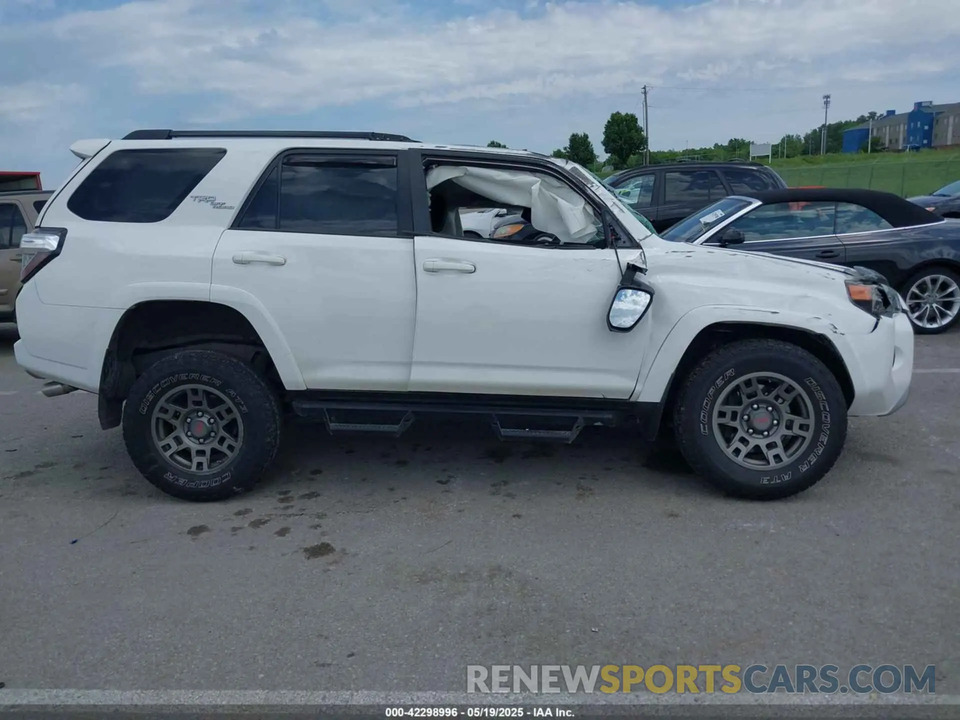 14 Photograph of a damaged car JTEBU5JR6K5679880 TOYOTA 4RUNNER 2019