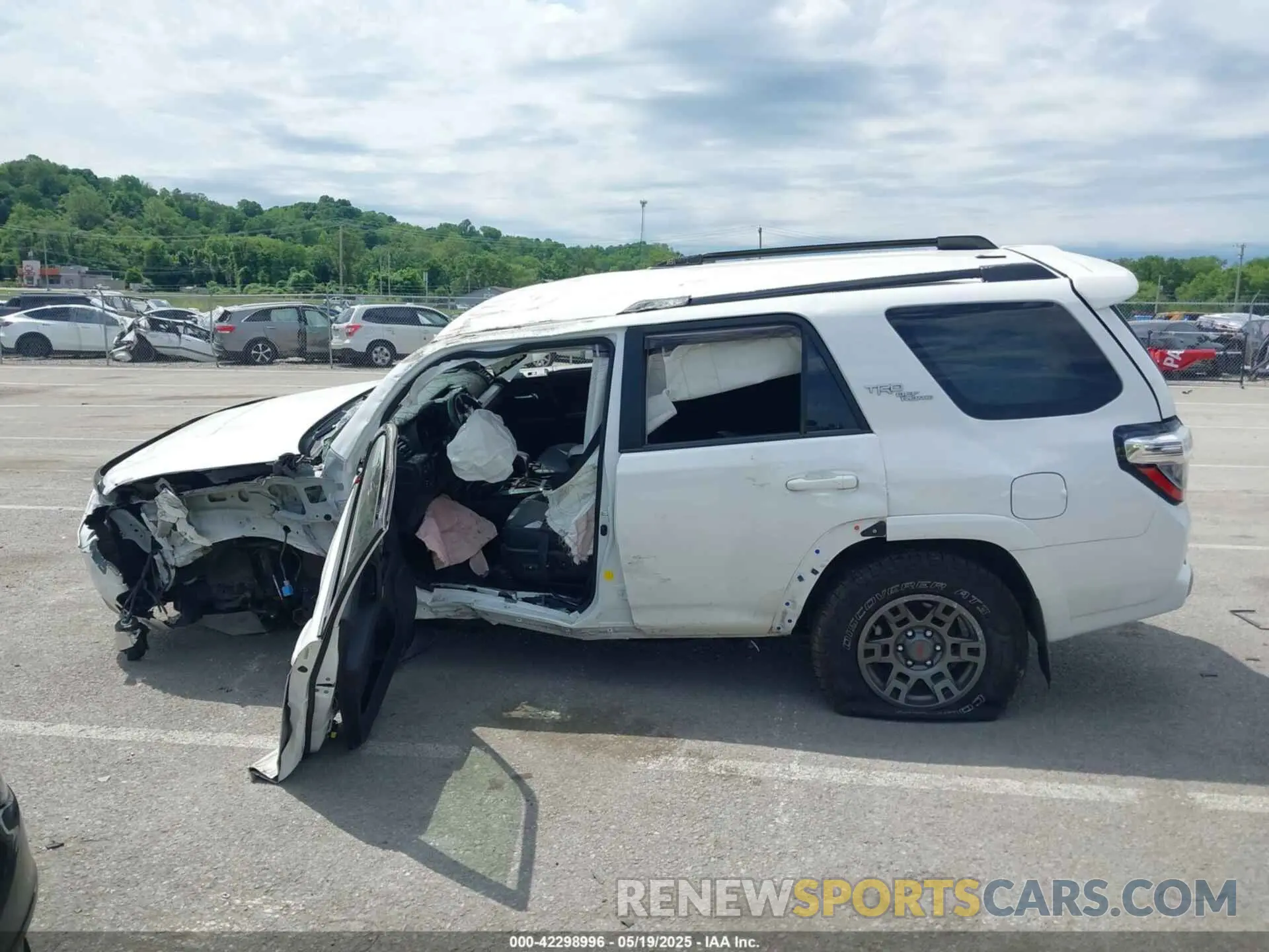 15 Photograph of a damaged car JTEBU5JR6K5679880 TOYOTA 4RUNNER 2019