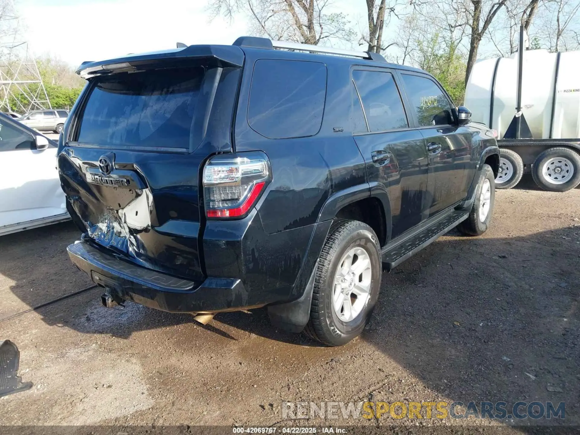 4 Photograph of a damaged car JTEBU5JR6K5731380 TOYOTA 4RUNNER 2019