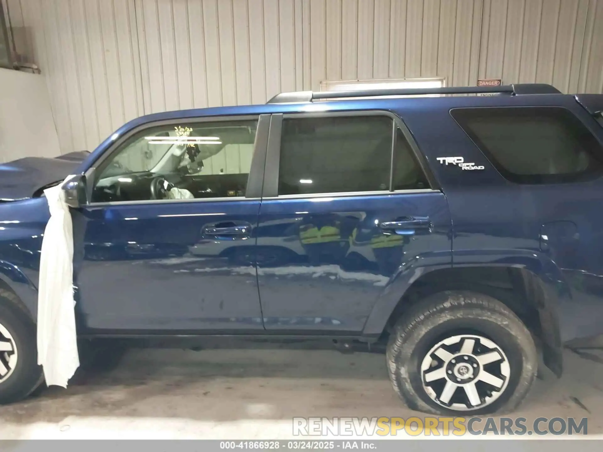 14 Photograph of a damaged car JTEBU5JR7K5617372 TOYOTA 4RUNNER 2019
