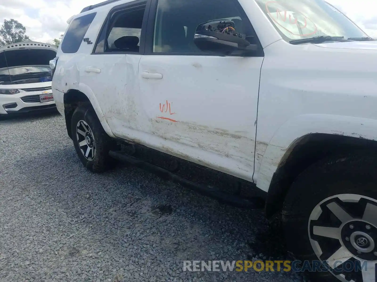 9 Photograph of a damaged car JTEBU5JR8K5611371 TOYOTA 4RUNNER 2019