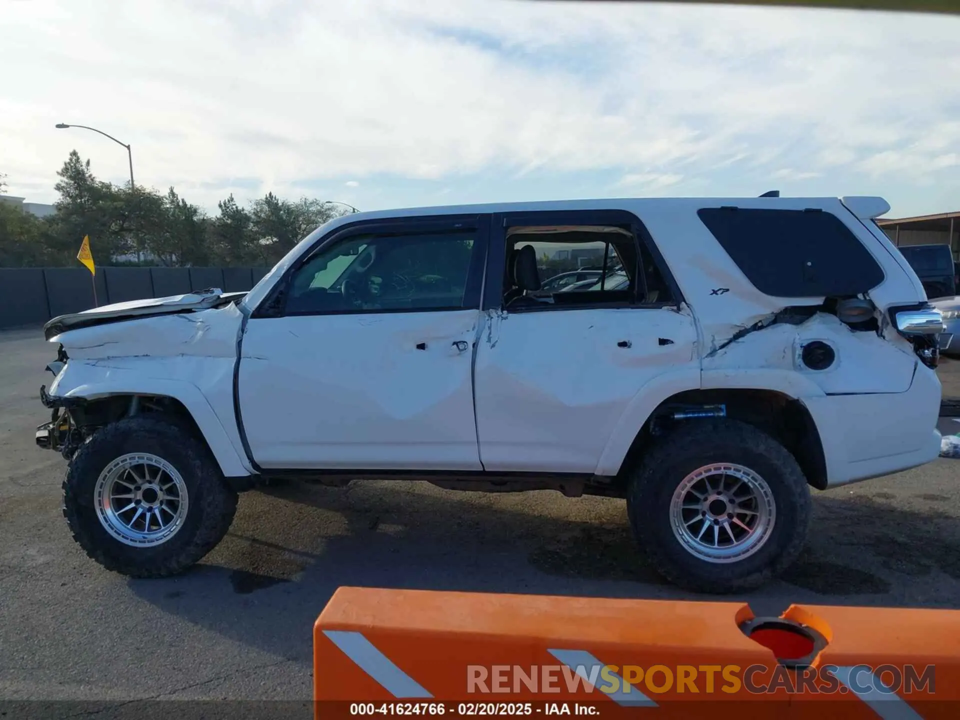 15 Photograph of a damaged car JTEBU5JR8K5644399 TOYOTA 4RUNNER 2019