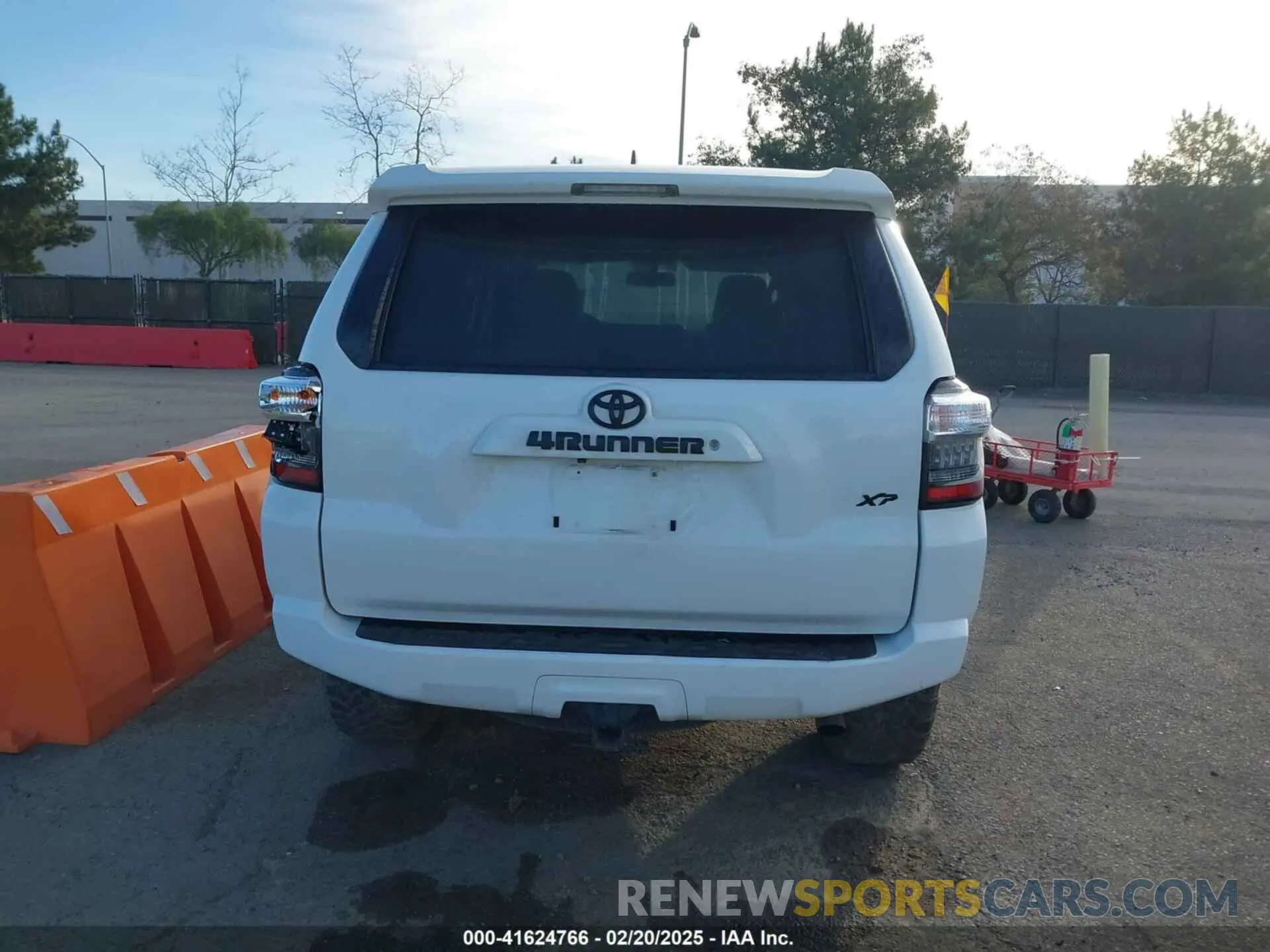 17 Photograph of a damaged car JTEBU5JR8K5644399 TOYOTA 4RUNNER 2019