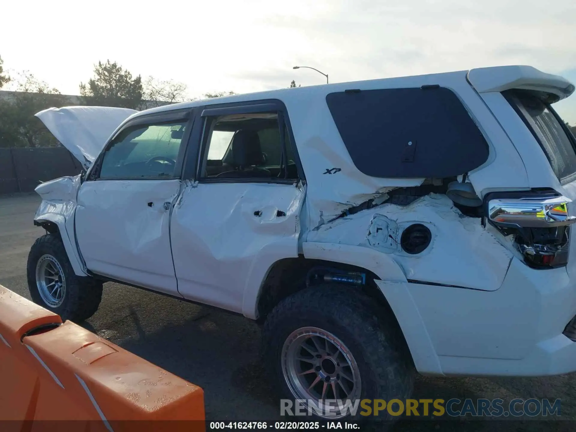 6 Photograph of a damaged car JTEBU5JR8K5644399 TOYOTA 4RUNNER 2019
