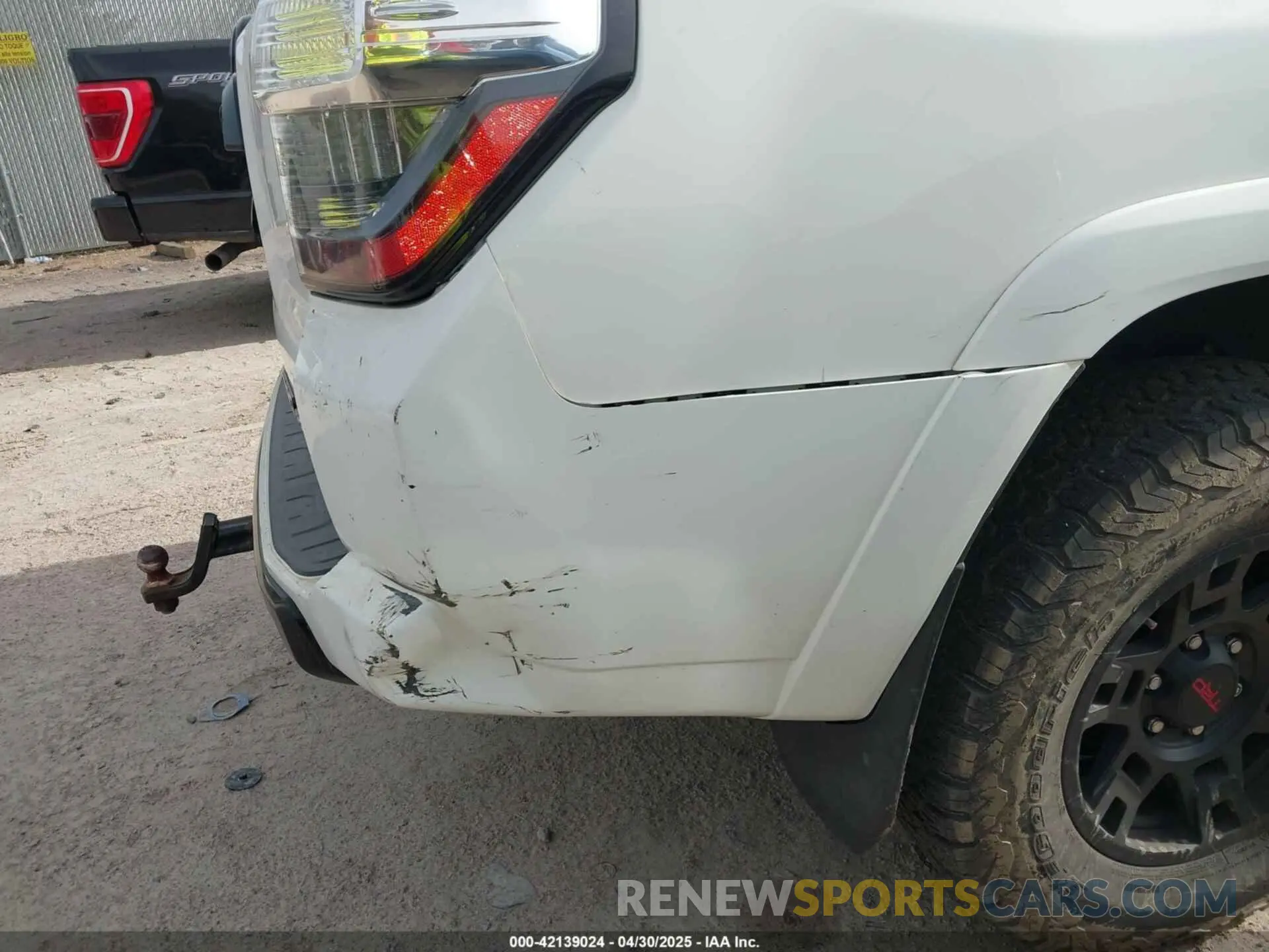 18 Photograph of a damaged car JTEBU5JR8K5710174 TOYOTA 4RUNNER 2019