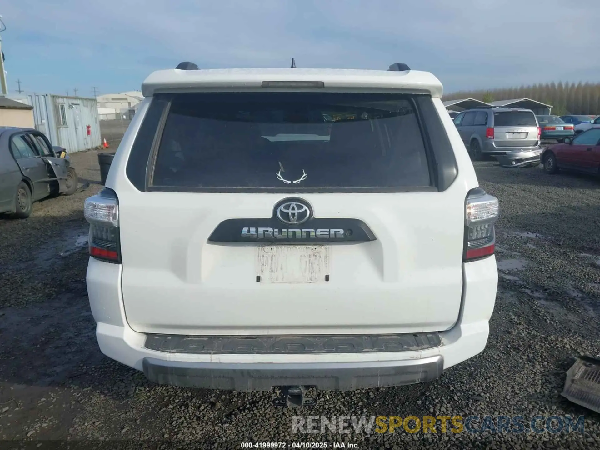 17 Photograph of a damaged car JTEBU5JRXK5700956 TOYOTA 4RUNNER 2019