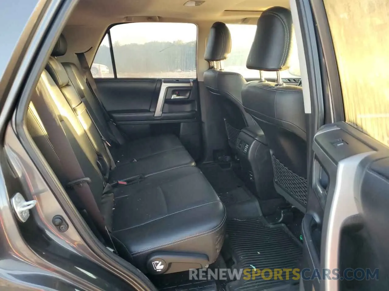10 Photograph of a damaged car JTEBU5JRXK5717577 TOYOTA 4RUNNER 2019