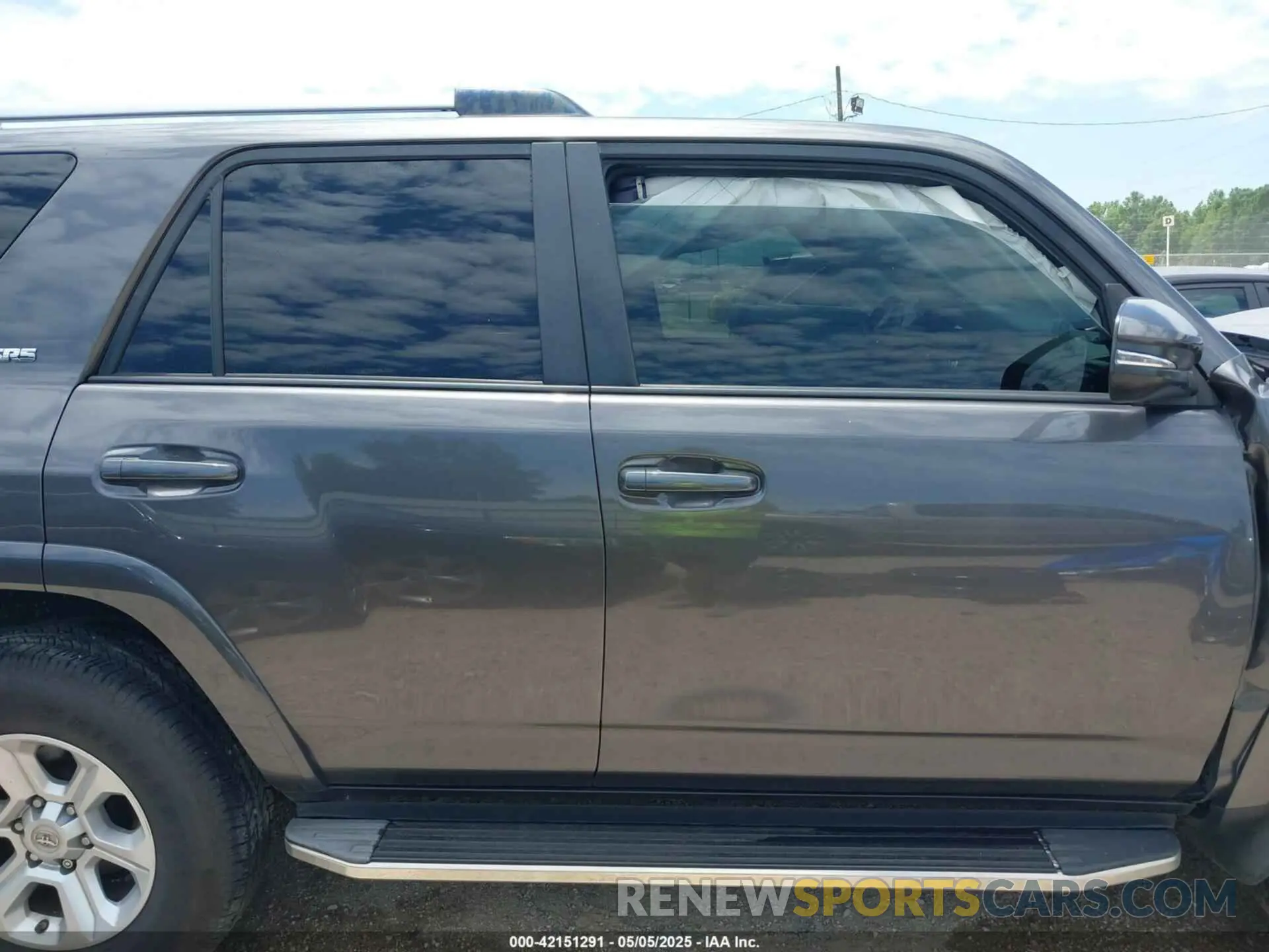 13 Photograph of a damaged car JTEZU5JR0K5196349 TOYOTA 4RUNNER 2019