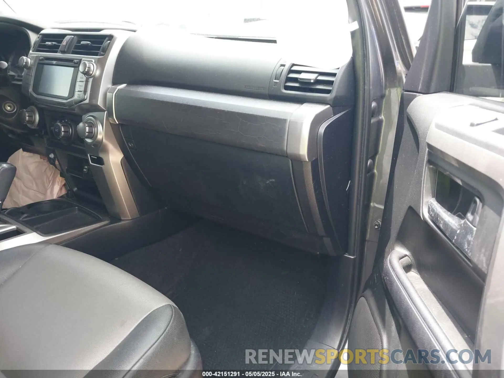 5 Photograph of a damaged car JTEZU5JR0K5196349 TOYOTA 4RUNNER 2019