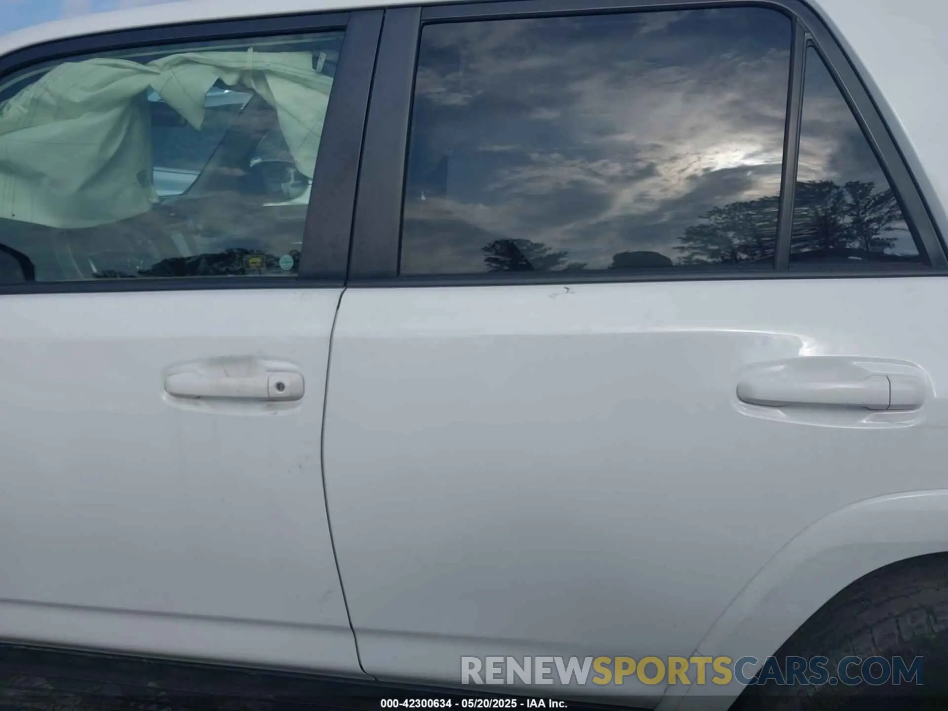 14 Photograph of a damaged car JTEZU5JR0K5199140 TOYOTA 4RUNNER 2019