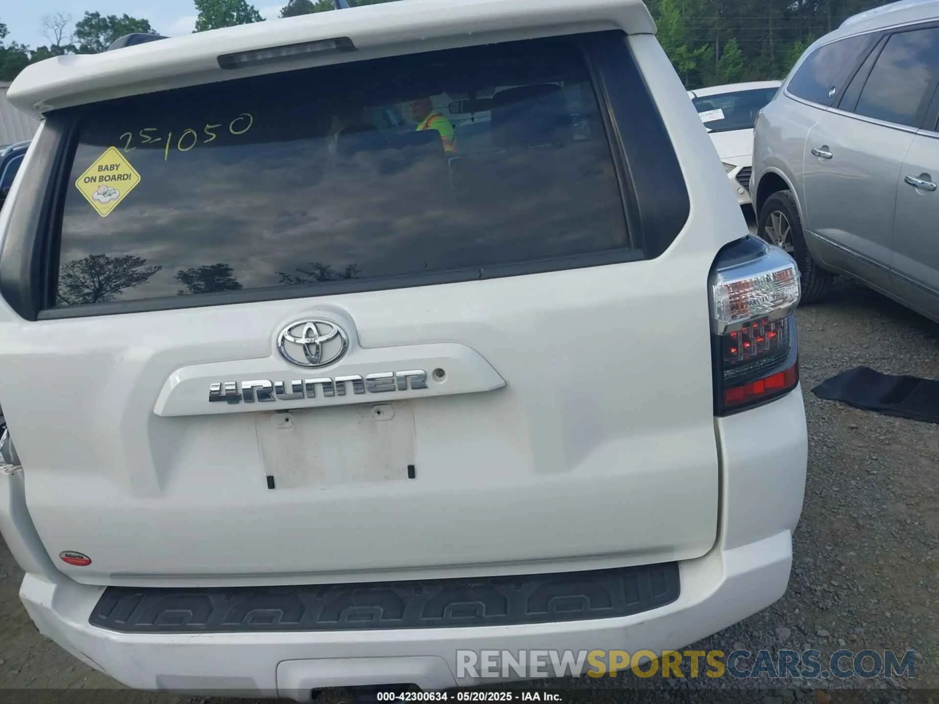16 Photograph of a damaged car JTEZU5JR0K5199140 TOYOTA 4RUNNER 2019