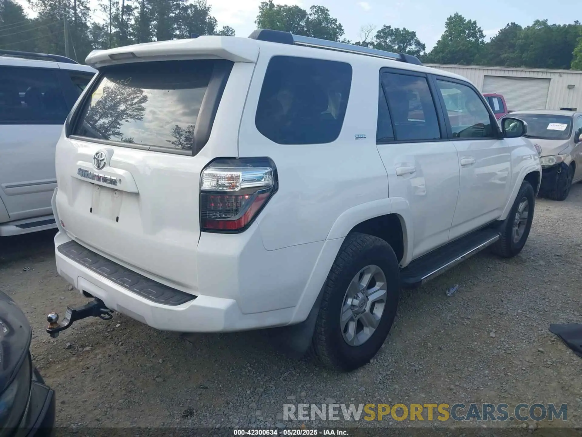 4 Photograph of a damaged car JTEZU5JR0K5199140 TOYOTA 4RUNNER 2019