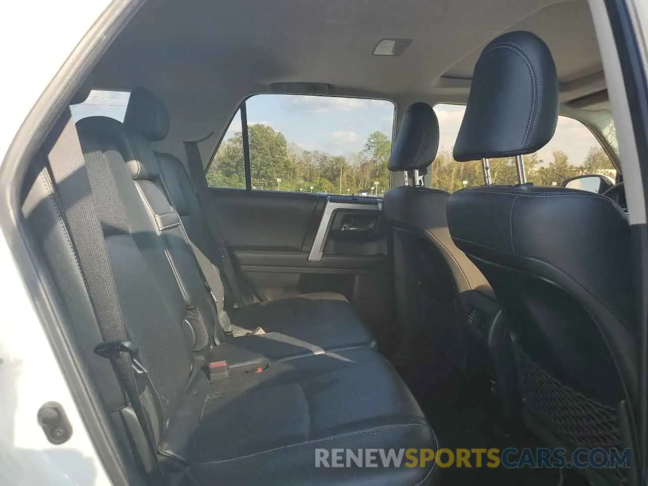 10 Photograph of a damaged car JTEZU5JR4K5196130 TOYOTA 4RUNNER 2019