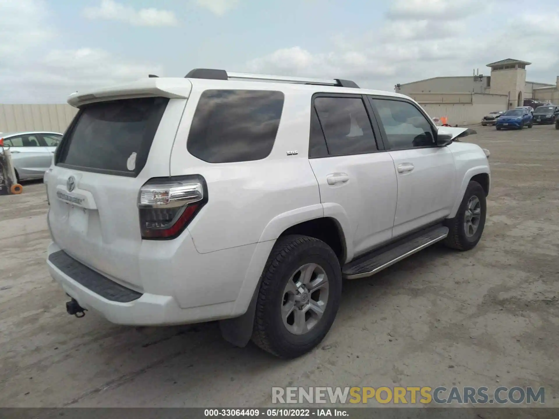 4 Photograph of a damaged car JTEZU5JR6K5194363 TOYOTA 4RUNNER 2019