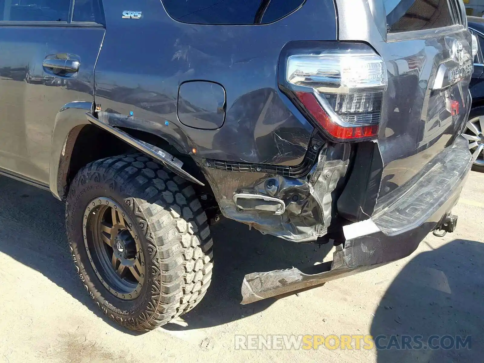 9 Photograph of a damaged car JTEZU5JR6K5198333 TOYOTA 4RUNNER 2019