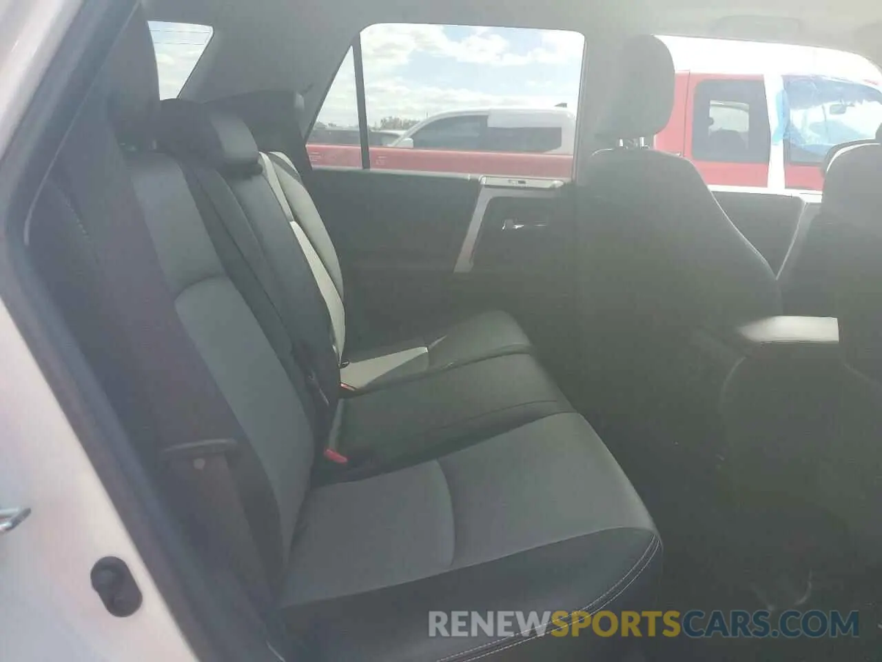 10 Photograph of a damaged car JTEZU5JR6K5206642 TOYOTA 4RUNNER 2019