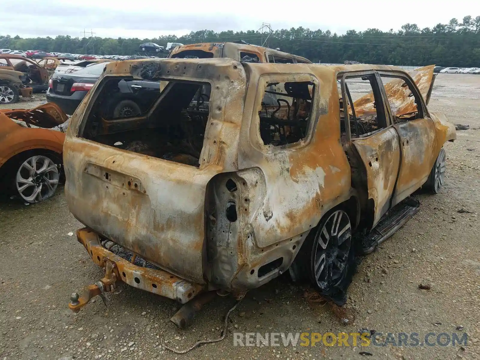 4 Photograph of a damaged car JTEZU5JR6K5210612 TOYOTA 4RUNNER 2019