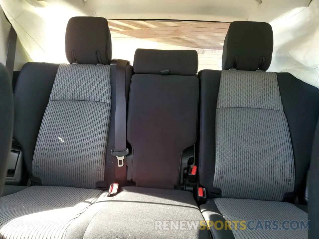 10 Photograph of a damaged car JTEZU5JR7K5212031 TOYOTA 4RUNNER 2019