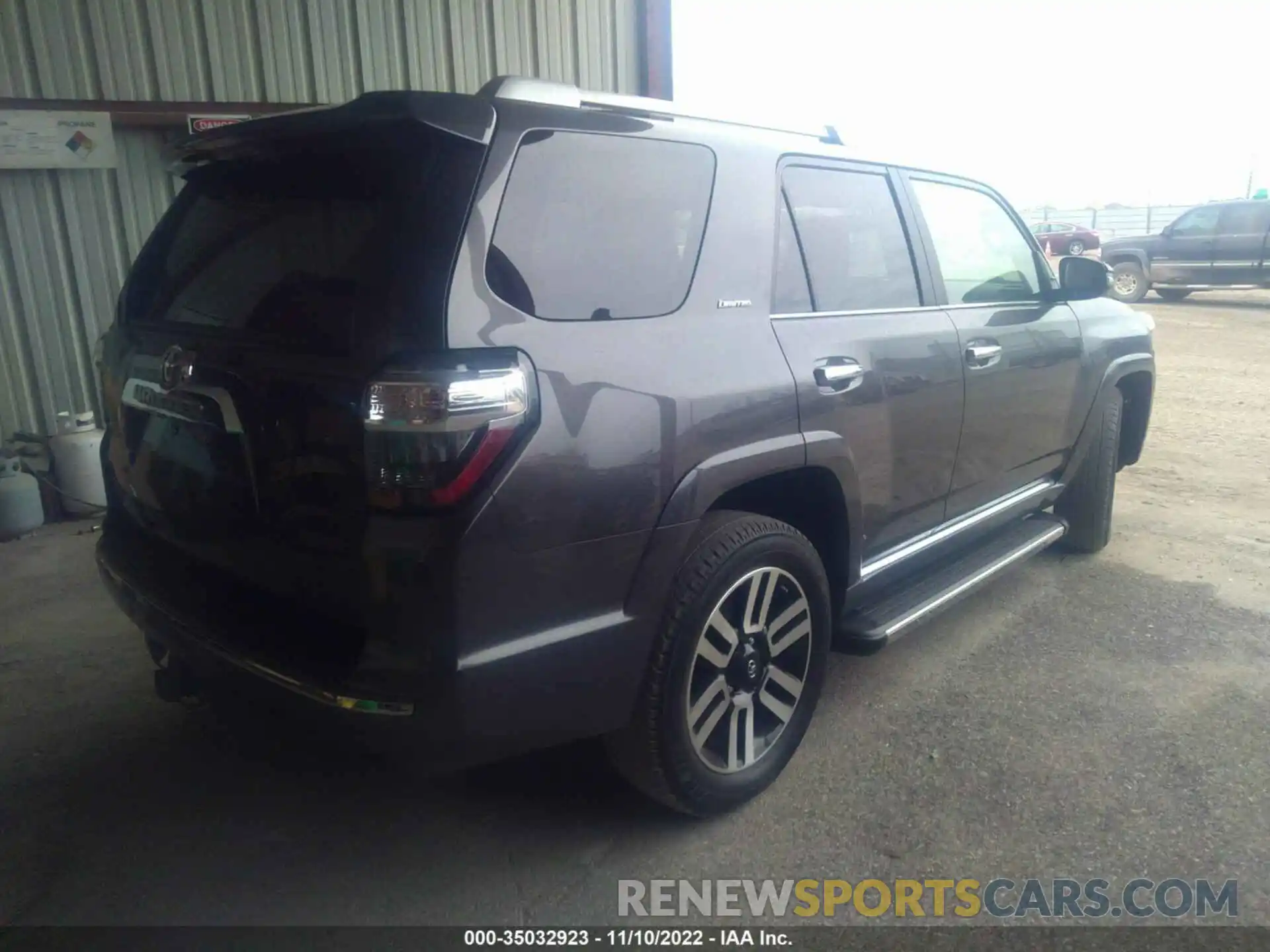 4 Photograph of a damaged car JTEZU5JRXK5192583 TOYOTA 4RUNNER 2019