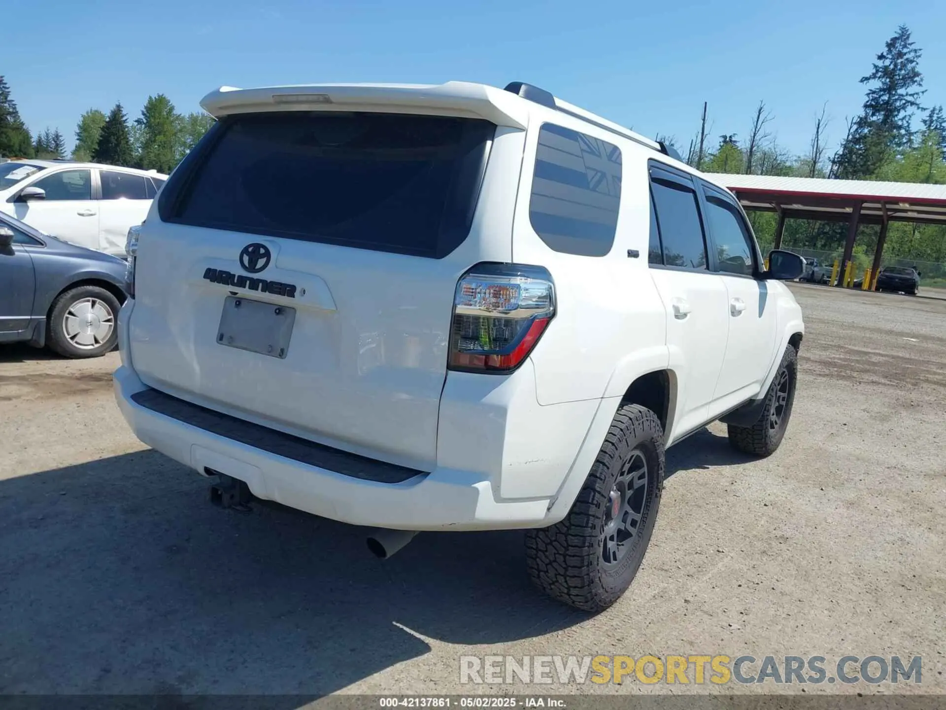 4 Photograph of a damaged car JTEZU5JRXK5209477 TOYOTA 4RUNNER 2019