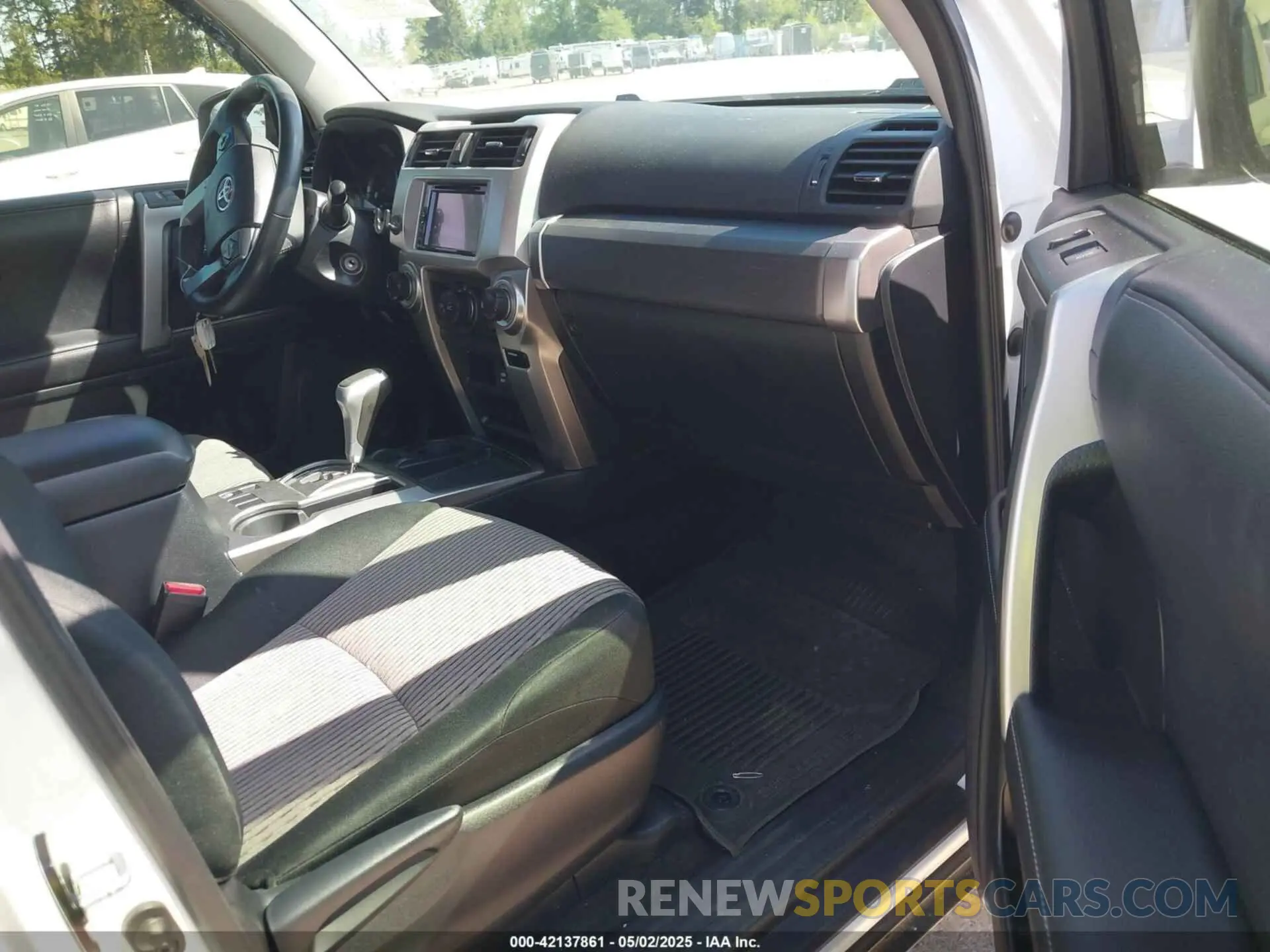 5 Photograph of a damaged car JTEZU5JRXK5209477 TOYOTA 4RUNNER 2019