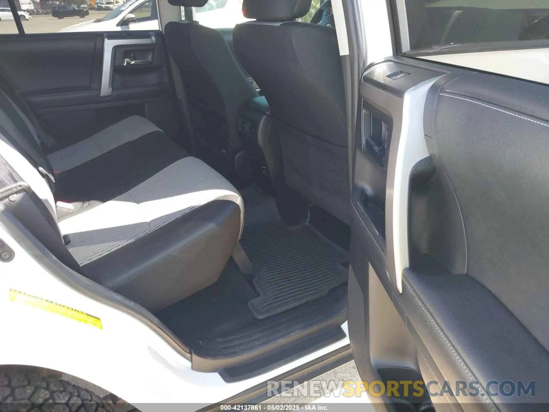 8 Photograph of a damaged car JTEZU5JRXK5209477 TOYOTA 4RUNNER 2019