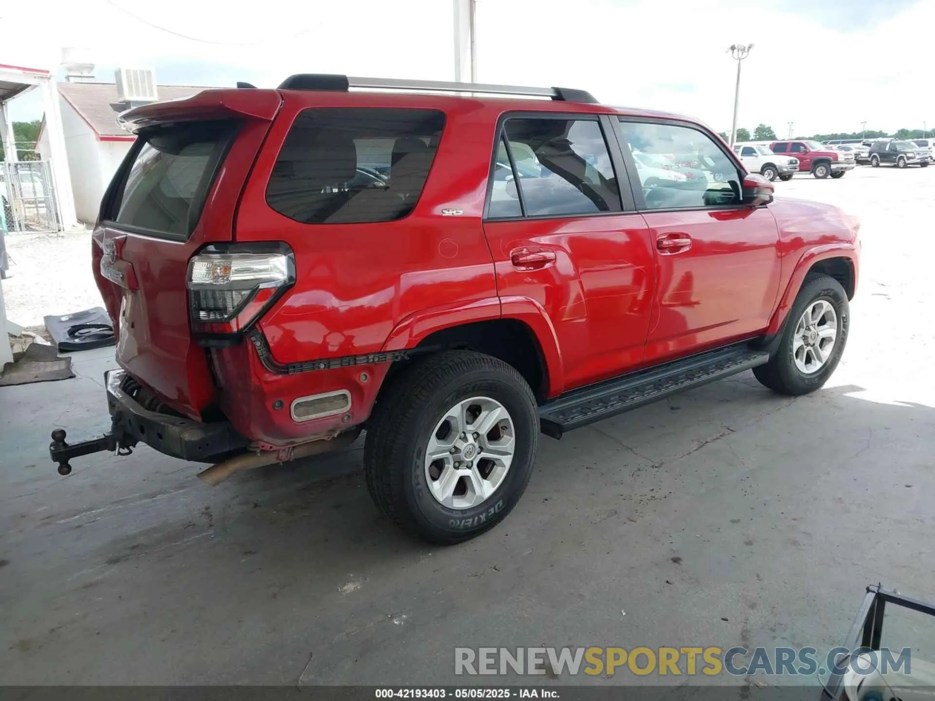 4 Photograph of a damaged car JTEBU5JR0L5780592 TOYOTA 4RUNNER 2020