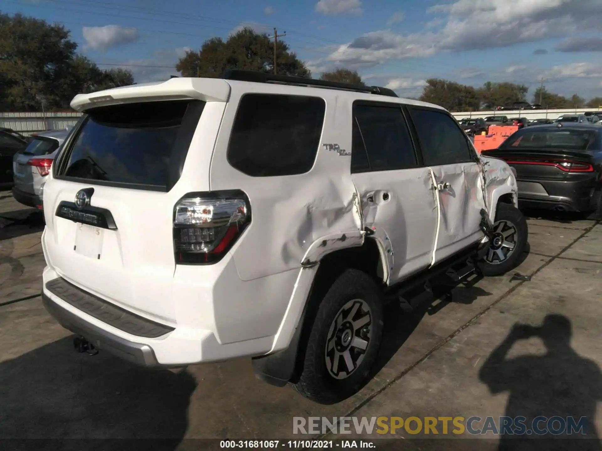 4 Photograph of a damaged car JTEBU5JR0L5794394 TOYOTA 4RUNNER 2020