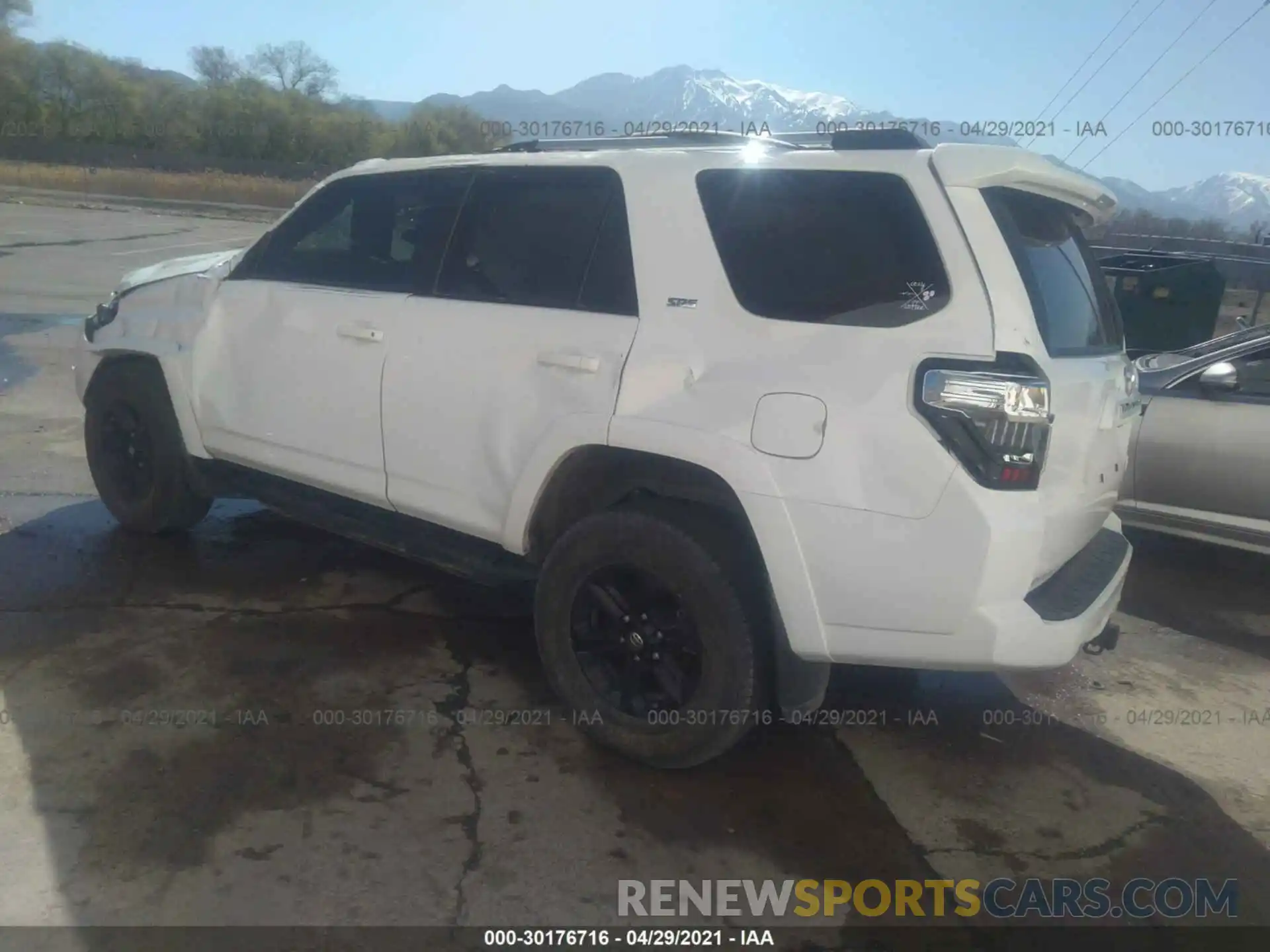 3 Photograph of a damaged car JTEBU5JR1L5760397 TOYOTA 4RUNNER 2020