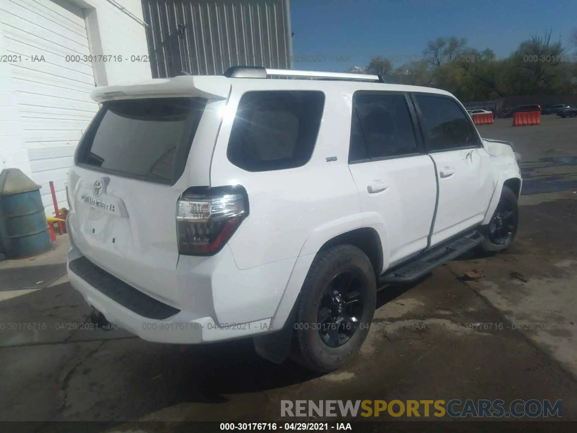 4 Photograph of a damaged car JTEBU5JR1L5760397 TOYOTA 4RUNNER 2020