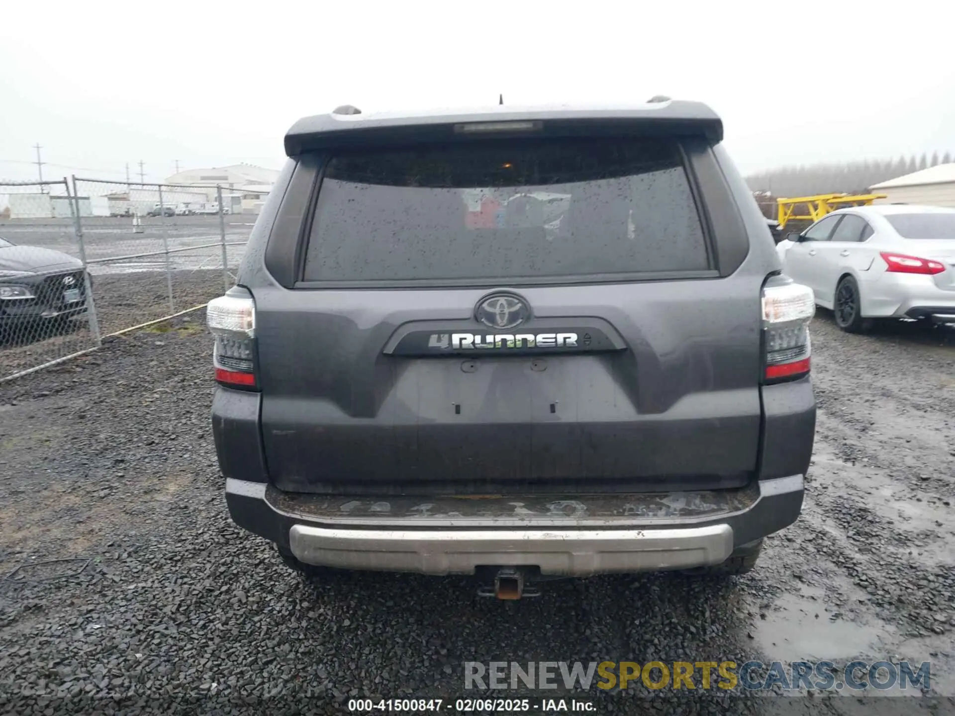 15 Photograph of a damaged car JTEBU5JR2L5738246 TOYOTA 4RUNNER 2020