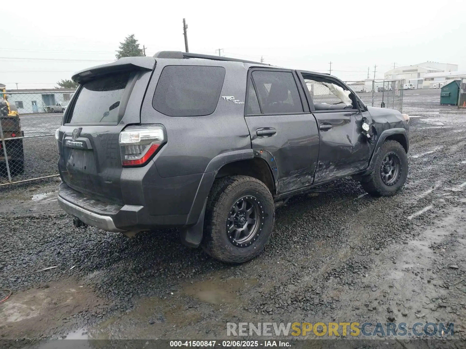 4 Photograph of a damaged car JTEBU5JR2L5738246 TOYOTA 4RUNNER 2020