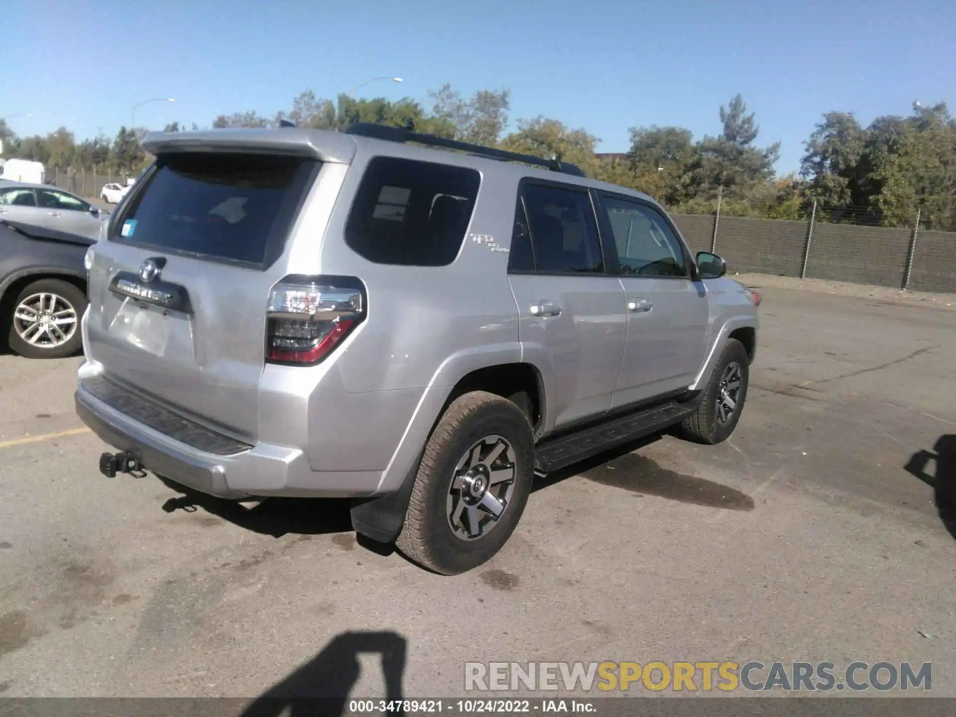 4 Photograph of a damaged car JTEBU5JR2L5783686 TOYOTA 4RUNNER 2020