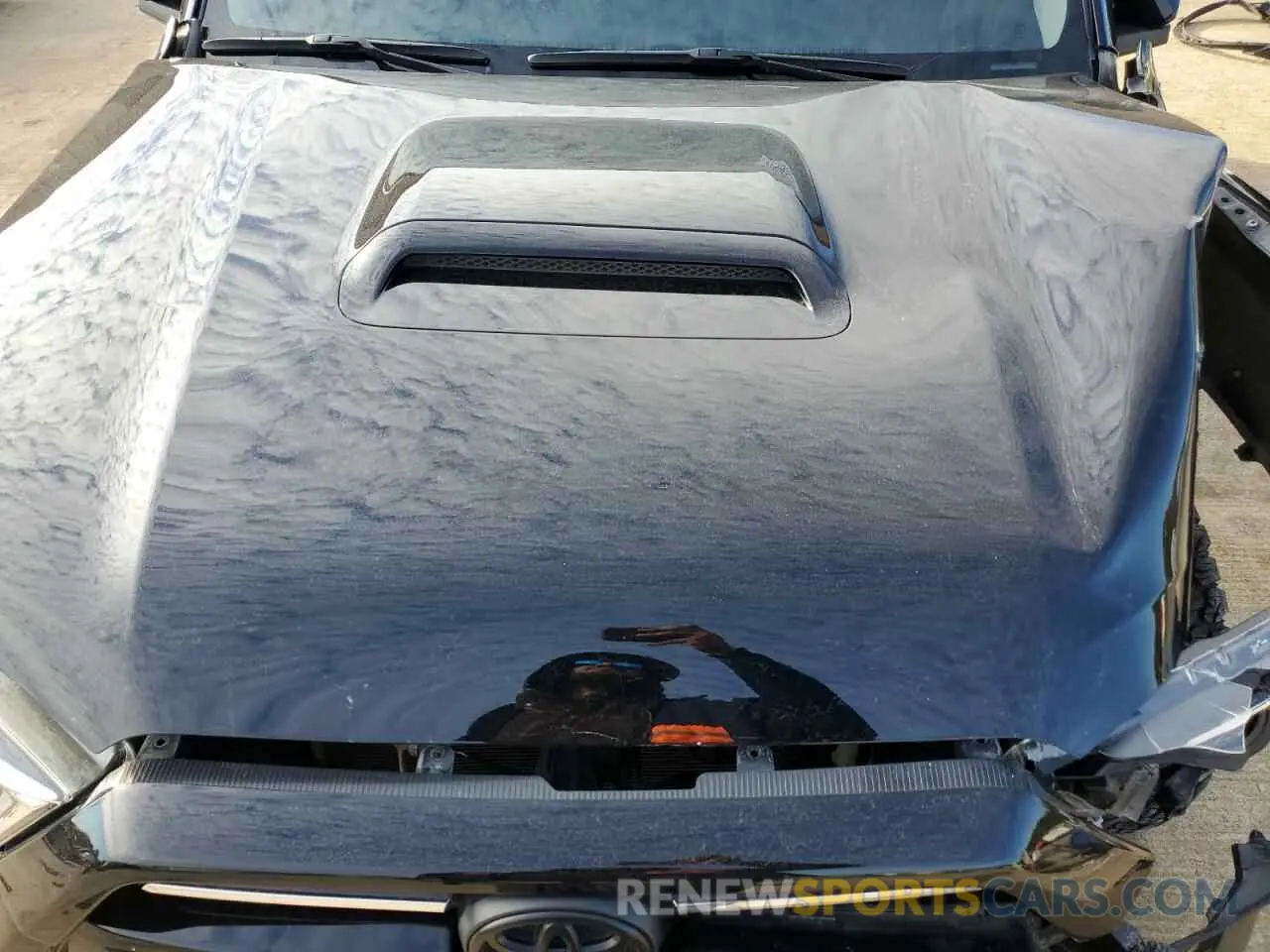 11 Photograph of a damaged car JTEBU5JR2L5784482 TOYOTA 4RUNNER 2020
