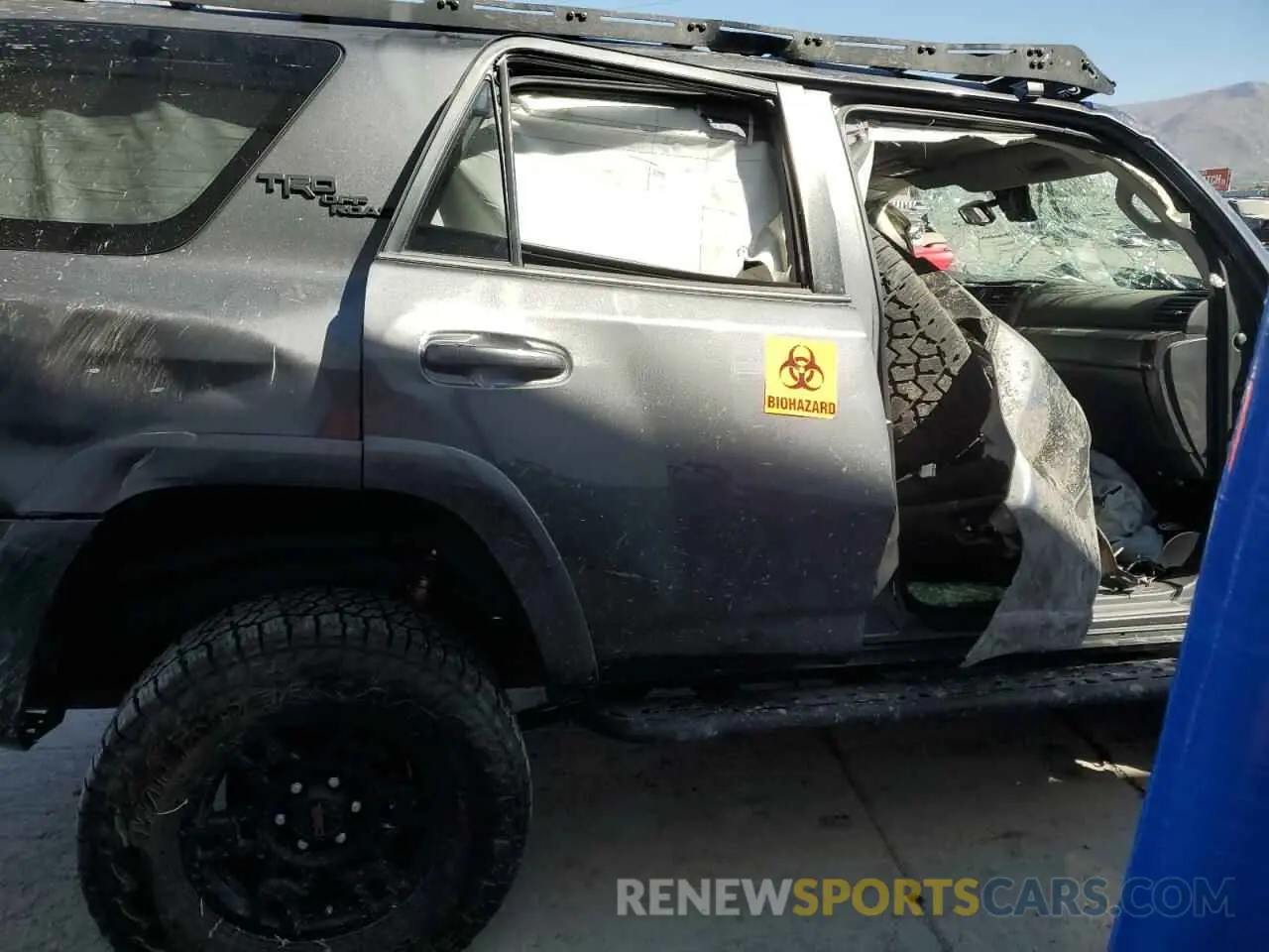 10 Photograph of a damaged car JTEBU5JR2L5804407 TOYOTA 4RUNNER 2020