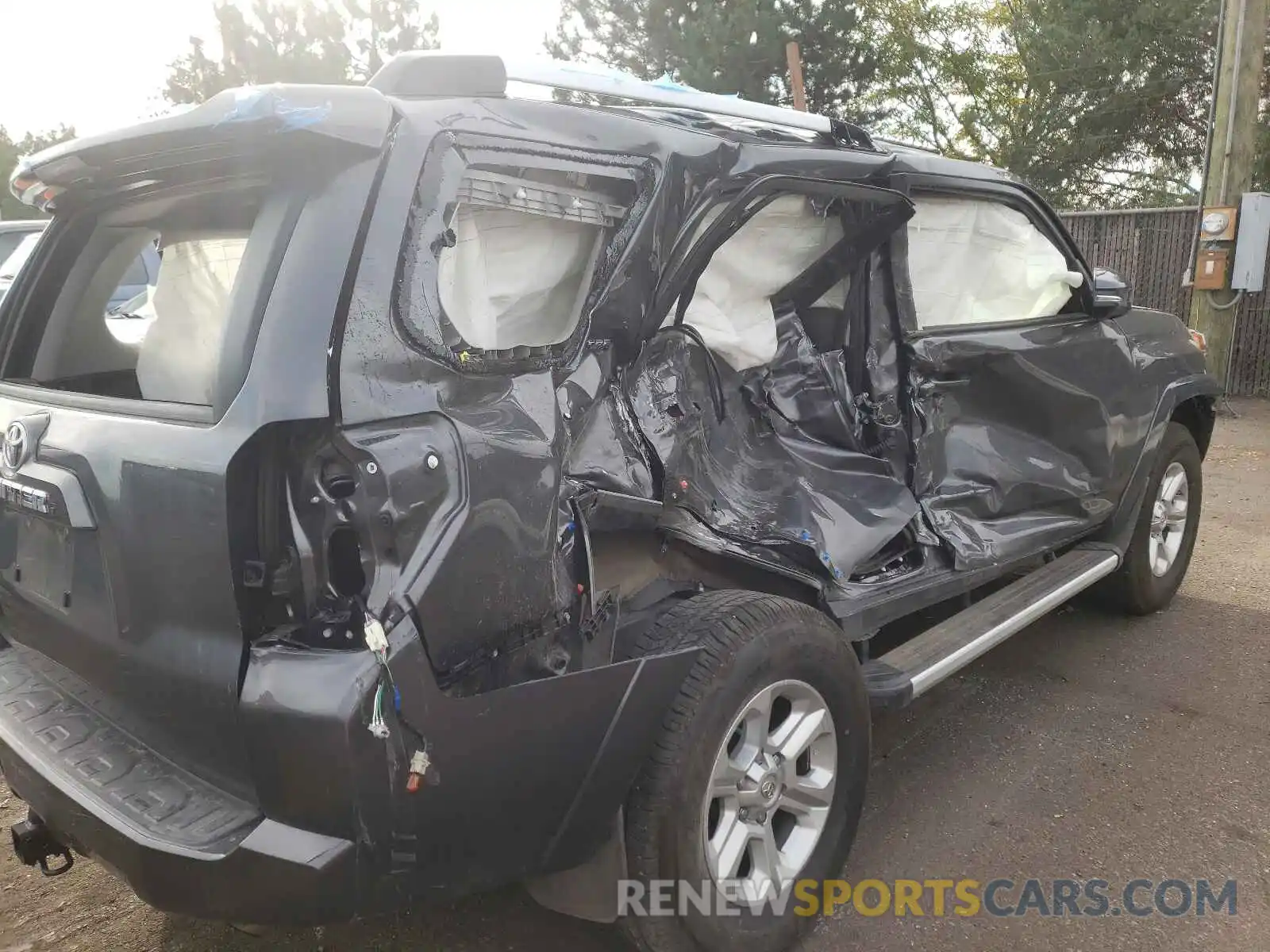 9 Photograph of a damaged car JTEBU5JR2L5823703 TOYOTA 4RUNNER 2020