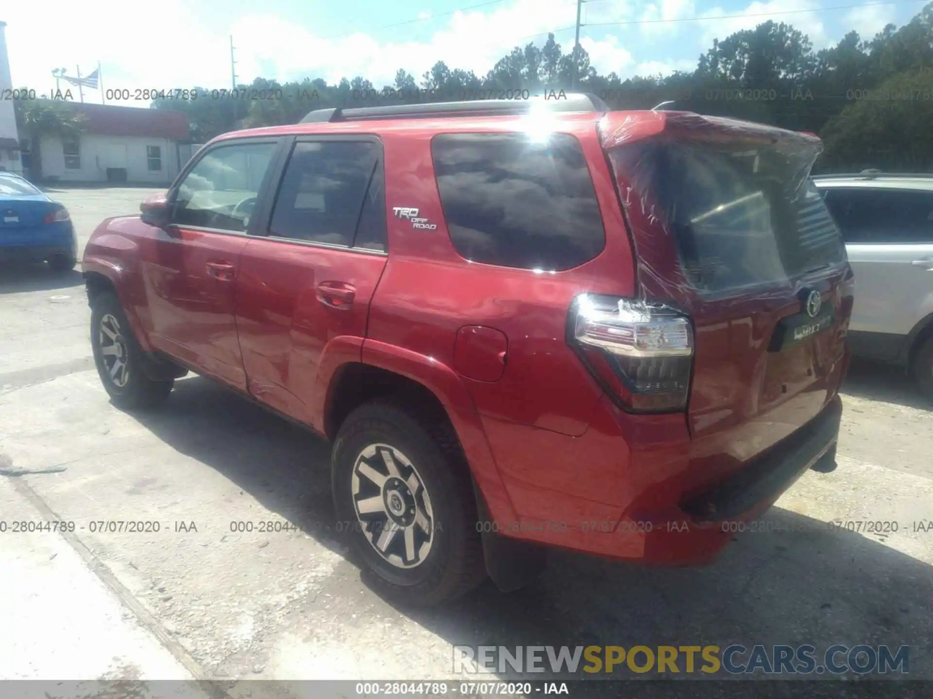 3 Photograph of a damaged car JTEBU5JR3L5783048 TOYOTA 4RUNNER 2020