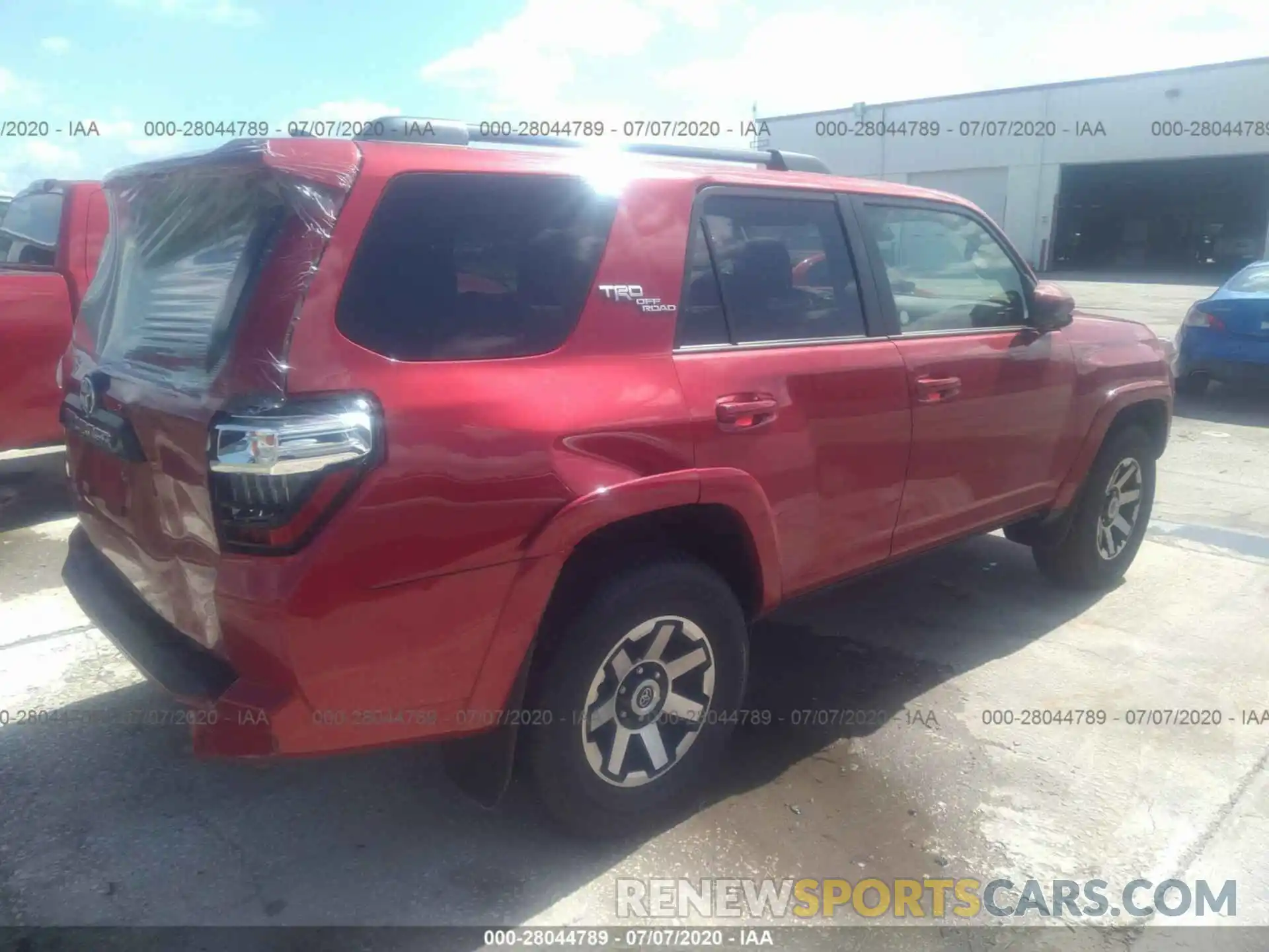 4 Photograph of a damaged car JTEBU5JR3L5783048 TOYOTA 4RUNNER 2020