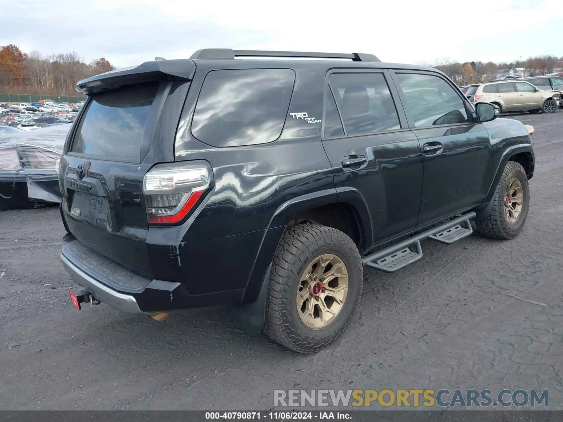 4 Photograph of a damaged car JTEBU5JR3L5808711 TOYOTA 4RUNNER 2020
