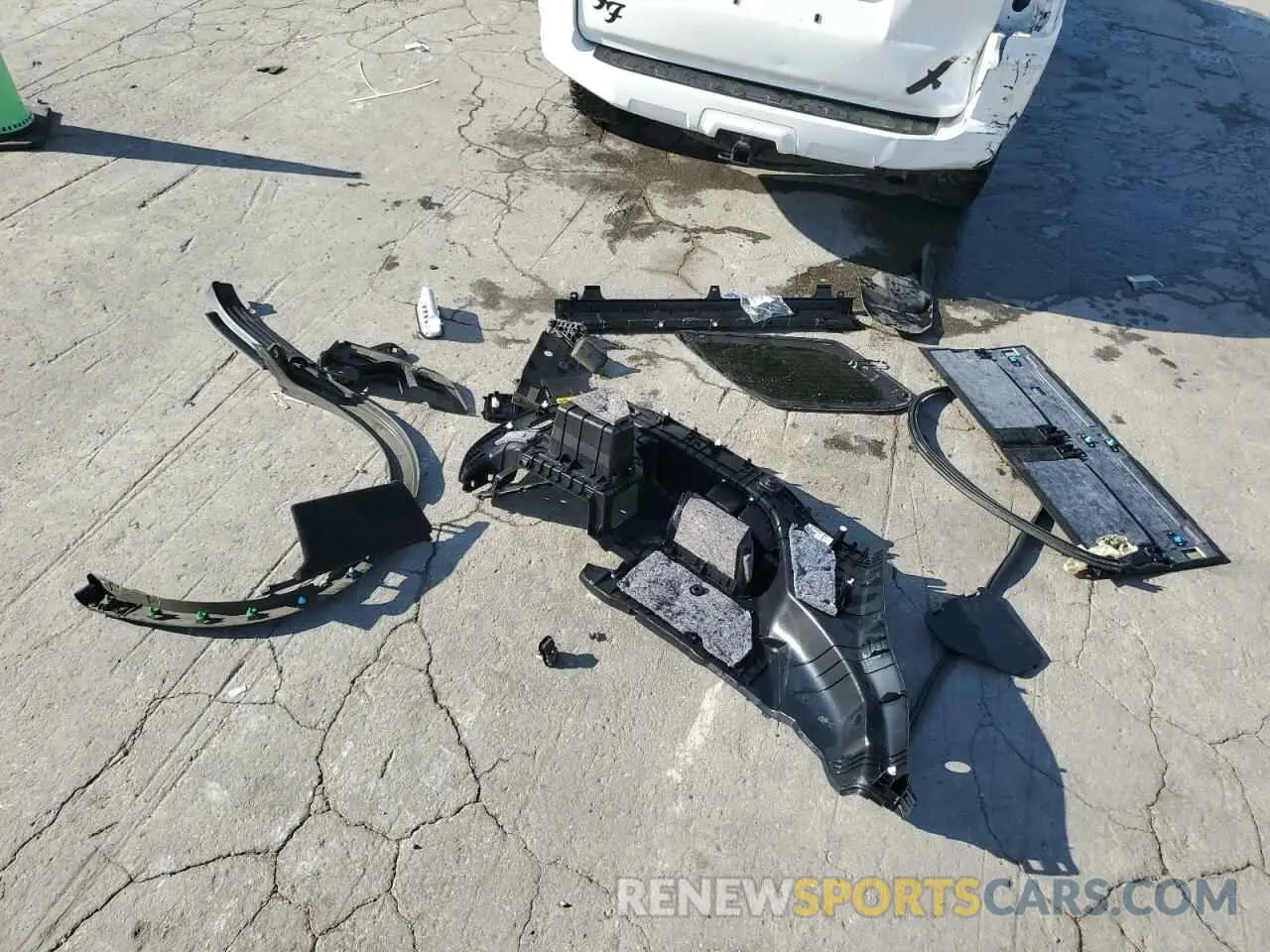 13 Photograph of a damaged car JTEBU5JR5L5766638 TOYOTA 4RUNNER 2020