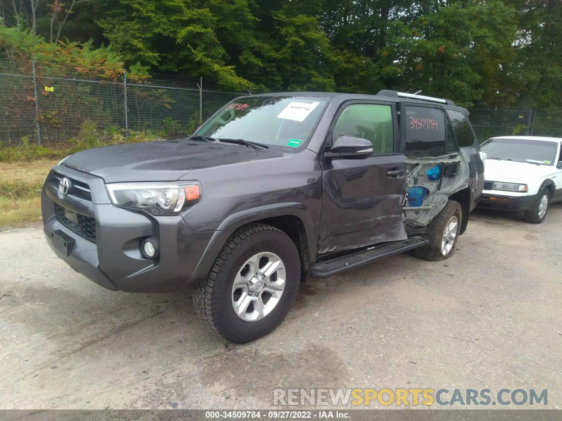 2 Photograph of a damaged car JTEBU5JR5L5777574 TOYOTA 4RUNNER 2020